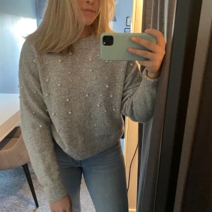 Stickad tröja  - Ljusgrå stickad tröja med pärlor på. Jätte bra skick! Kunden betalar frakten💕💕