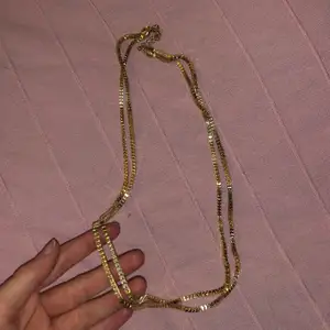 Halsband som inte är använt, ganska lång och i guld
