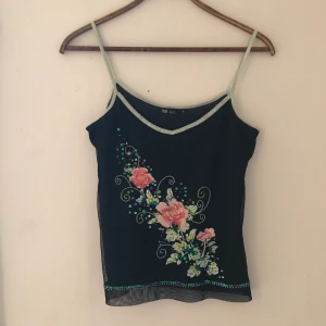 Svart broderat linne🖤 - Svart linne med mesh och broderat rosmönster💓🖤💓 Köparen står för frakt