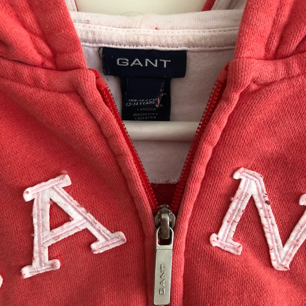 En aprikos hoodie med dragkedja från Gant. Ganska använd men inte trasig eller så. Passar alla med storlek XS-M. Hoodies.