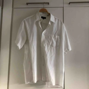  - Vit tshirt skjorta
