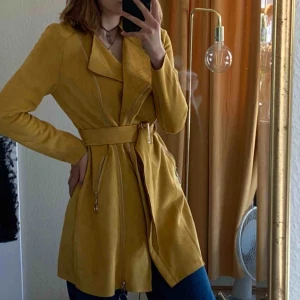  - Otroligt fin vårkappa gjord i mockaskinns imitation, använd fåtal gånger, ny skick ! säljer den då den inte kommer till användning 💕