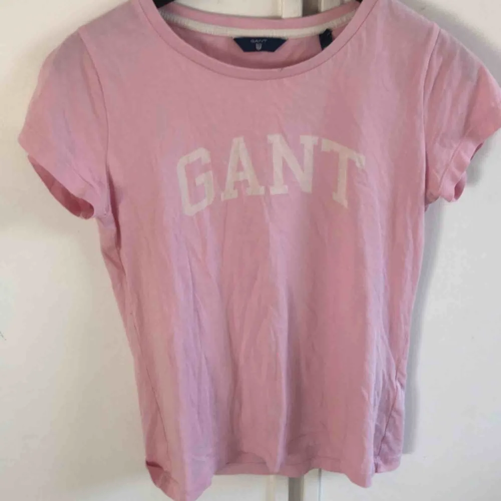 En knappt använd rosa gant t-shirt, priset kan diskuterars :) men ord. priset var 400kr. T-shirts.