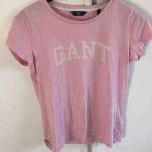 En knappt använd rosa gant t-shirt, priset kan diskuterars :) men ord. priset var 400kr