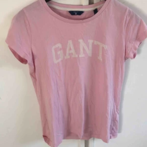  - En knappt använd rosa gant t-shirt, priset kan diskuterars :) men ord. priset var 400kr