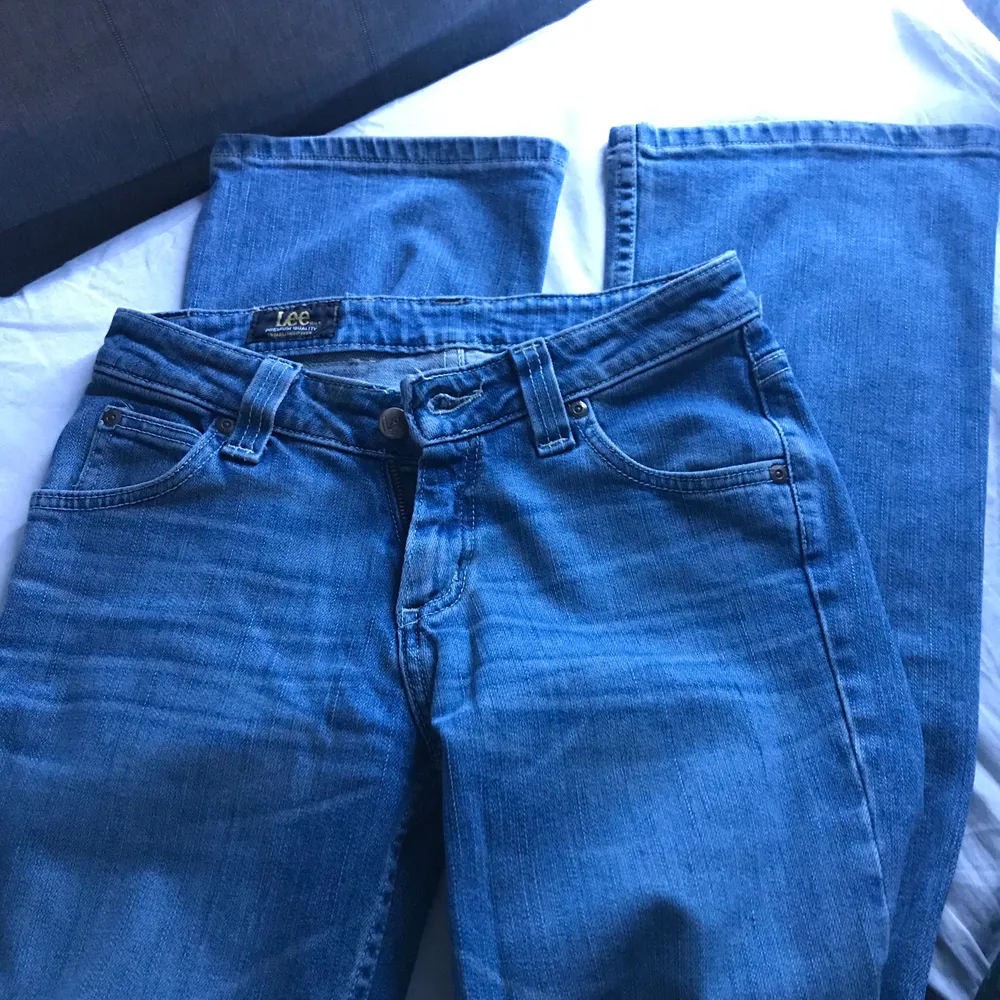 Lågmidjade Bootcut lee jeans 27-31, skit snygga men tyvärr för små, jag är 1.67 o passar bra i längden på mig🥰✨ny pris runt 1000. Jeans & Byxor.