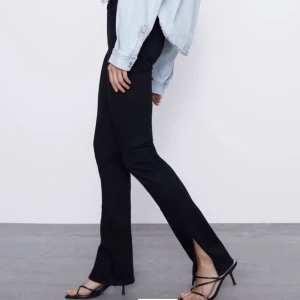 Svarat jeans från zara med slits - Svarta jeans från zara med slits på sidan