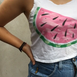 Vattenmelonslinne - Skönt och svalt linne med vattenmelon på :)) Frakt tillkommer (kolla gärna in resten av mina kläder så går de på samma frakt). Möts även upp i jkpg. 