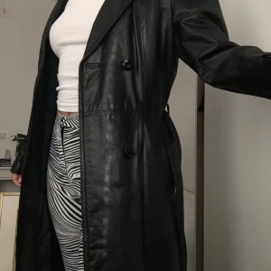 Skinnjacka  - Storlek 34/36, äkta skinn! så cool 🥺