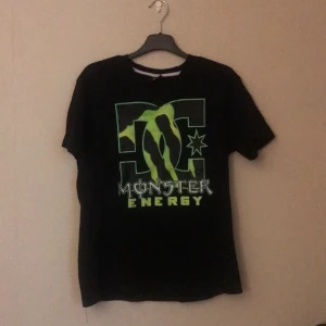 DC x Monster t shirt svart och grön  - Dc x monster energy t-shirt 