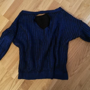 Vila L - Metalic blå stickad tröja. Svår att få en rättvis bild.. 