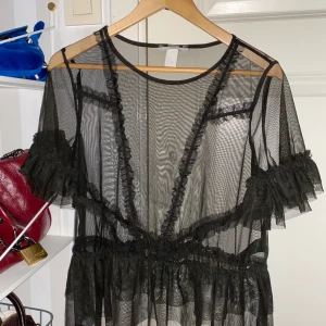 Snygg topp - Snygg top genomskinlig i mesh. Passar jätte bra med en bh eller topp under eller någon tröja! Använd 1 gång! 