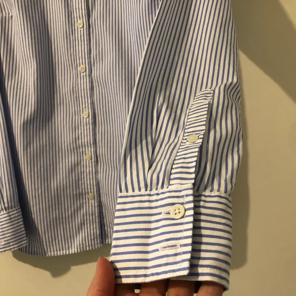 🦋Frakt ingår i priset🦋 Blå/vit randig skjorta i fint och skönt material från Tommy Hilfiger. Skjortan är i fint skick.. Skjortor.