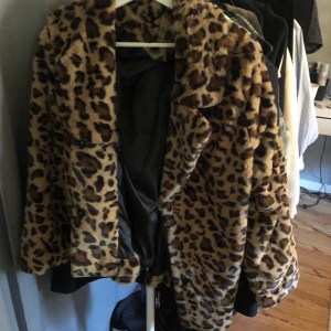 Leopard pälsjacka  - Pälsjacka ifrån nakd ,aldrig använd storlek 38 
