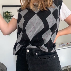 Najs mönstrad väst strl M/L - Säljer min fina väst från Batistini i detta trendiga mönster🧡 150kr + spårbar frakt (63kr) eller högsta bud som gäller 🦋