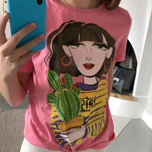 T-shirt  - En enkel rosa t-shirt från Zara 🙌🏼 använd en gång🤟🏼 passar bra nu till sommaren💗 nypris 199kr, säljer för 25kr + frakt