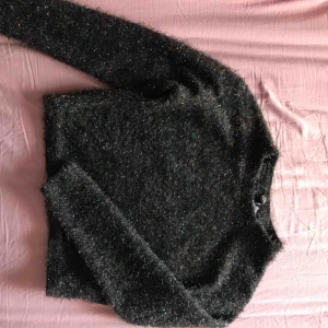  - Stickad tröja. Aldrig använd. Lite stretch ej mkt    Betala med swish!  Frakt 45 kr. Samfraktar om du köper något annat av mig. 