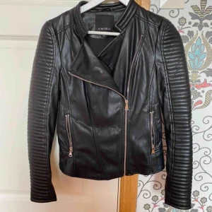  - Skinnjacka, har bara hängt i garderoben. 