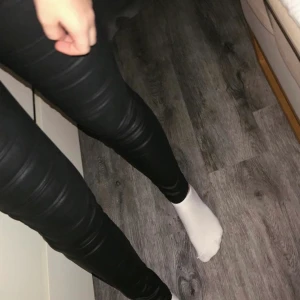 Skinnbyxor strl M - Säljer mina skinnbyxor från Vero Moda strl M. En liten sömn på ens bakfickan som sticker ut. Men annars inget annnat. Nypris 399- mitt pris 60kr ⚡️