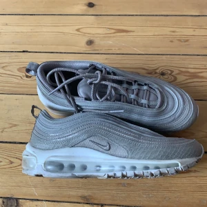 Nike Air skor Max 97 - Säljer dessa supersnygga Nike Air skor i bra skick då jag inte använt dom supermycket, köparen står för frakt