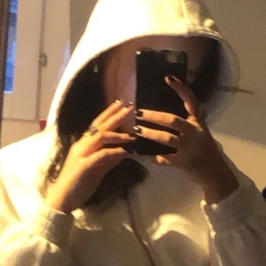 Gina tricot storlek XS  - En exklusiv kort munkjacka. Matrial: mumul. Super fresch och mysig! Mke andvändbar på sommaren och i vissa fall vinter🤩