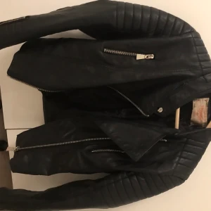 Ciquelle skinnjacka  - Skinnjacka från ciquelle i stl 42, okej skick och köparen får stå för frakten