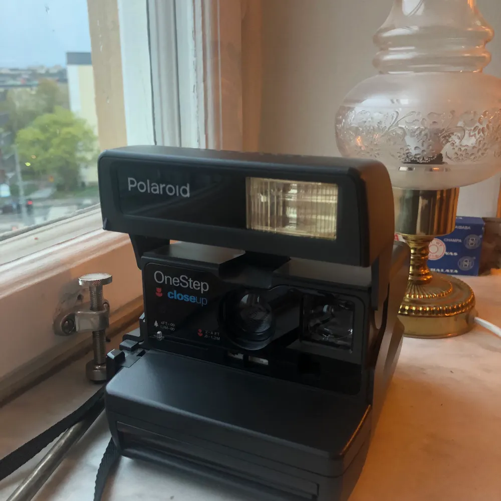 Säljer min fina retro Polaroidkamera. Den är knappt använd, i mycket fint skick, ”refurbished” från 70-talet. Pris går att diskutera. Nypris: 1600kr. Kan mötas upp i Sthlm eller frakta✨. Övrigt.