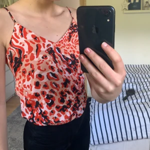 V-ringat linne från H&M - Färgglatt v-ringat linne från H&M i storlek 34 för 80 kronor + frakt. Använt linnet 1 gång och är därför i väldigt fint skick utan något slitage. Hänger tyvärr bara i garderoben och behöver en ny ägare!!