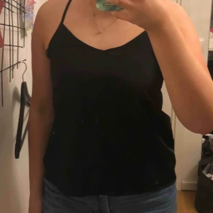  -  Svart linne med fin skurning vid halsen i tunt material, perfekt till våren och sommaren  🌺 storlek S