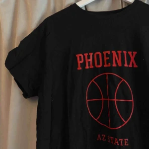  - Pris kan diskuteras! Svart T-shirt med rött tryck!