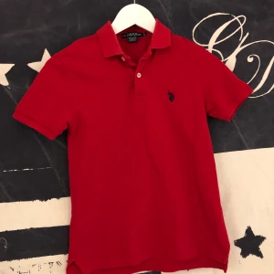 Piké  - Röd Ralplauren piké, frakt 44kr , i fint skick!