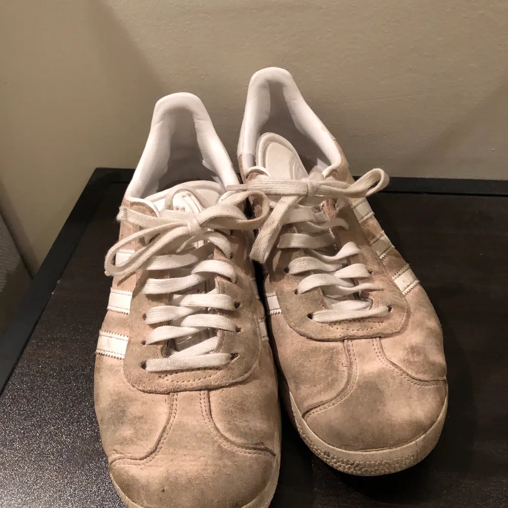 Lite smutsiga adidas Gazelle skor, går att tvätta så blir dem som nya, frakt 88kr📦. Skor.