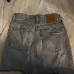  - Super snygg jeans kjol från Levis, den är knappt använd och i nyskick. Säljer eftersom den blivit för liten. 🥰🥰