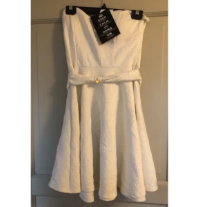 Vit klänning  - Oanvänd klänning köpt på Nelly. Prislapp på.