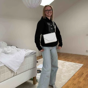  - Säljer min fina vit väska ifrån unlimeted. Aldrig använd. Jättefin och bandet får man med.