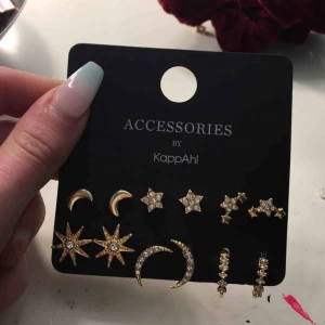  - Så fina örhängen från kapahl, köpt för 100kr, inte använda💗