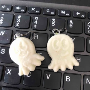 spöken - handgjorda godisörhängen! jag kan även göra gula och rosa. jag möter gärna upp i stockholm, ananrs står köparen för frakt😊