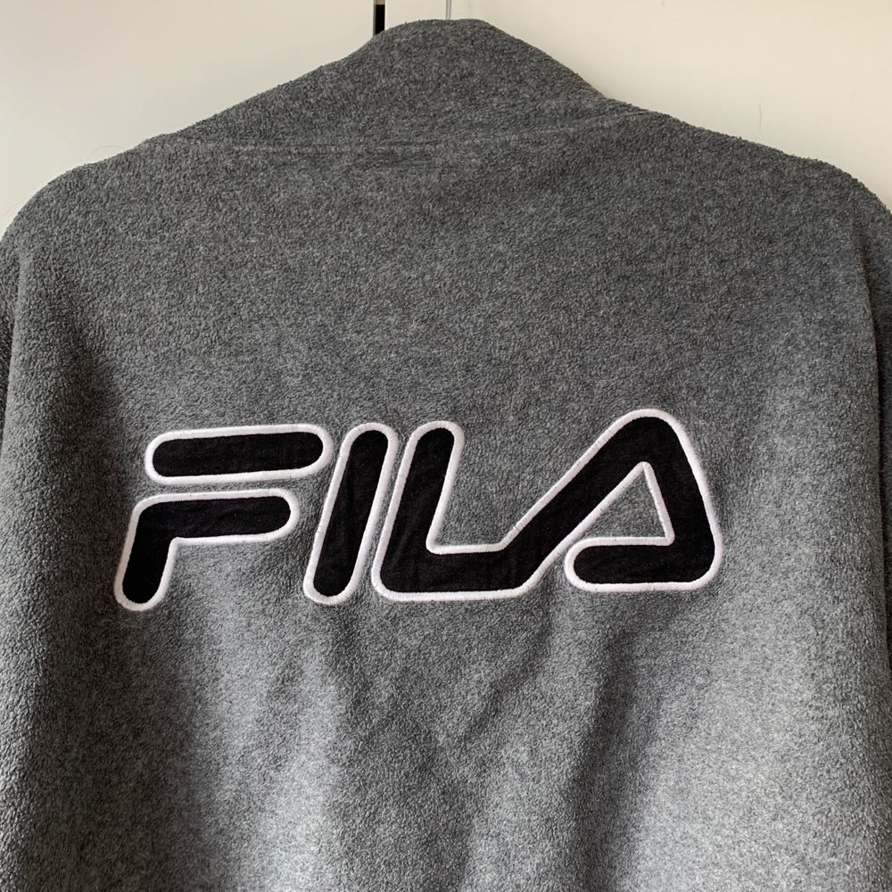 Grå fila flise, super fin och jätte mysig. Köpt på en vintage butik för ca 2 år sedan för ungefär 600kr. Säljer då jag inte fått så mycket användning för den som jag trodde. Den är i XL och normalt sett är jag en s/m så den sitter lite oversized. Nyskcik!. Tröjor & Koftor.