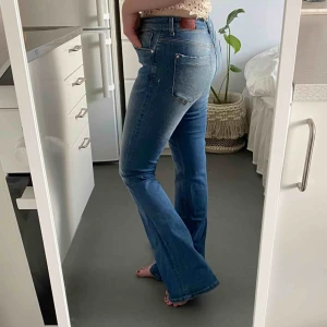  - Lite långa på mig som är 165cm, så lite slitna nertill, se sista bilden. Annars i bra skick. Strl eu 38.  📬 Frakt 63 kr.