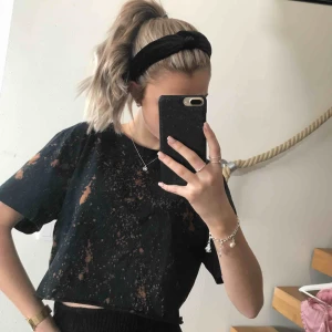  - Croppad oversized t-shirt som jag själv designat med klor för att få fram dom oranga fläckarna, använd 1gång. Säljer pga ingen användning 