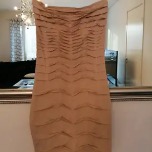 Oanvänd beige bodycon klänning. Inköpt från Singapore för 699kr. Superbra material som sitter åt bra! 🥰       (Färgen är som på bild 2&3 inte så ljus som på bild 1) 