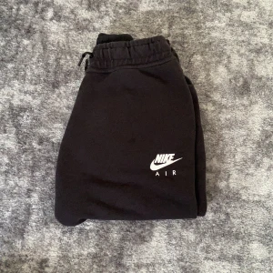 Nike air mysbyxor  - Nike air mysbyxor, i st M. De har en inre resor i midian med Nike märket broderat. Super sköna, använts ett fåtal gånger. Köparen står för frakt.💗