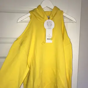 Ny hoodie från Na-kd.  Öppna axlar.  Köparen står för frakt💛