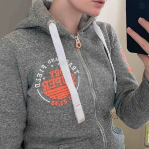  - Grå munkjacka från Superdry. Jätteskön och bra skick. Frakt tillkommer 