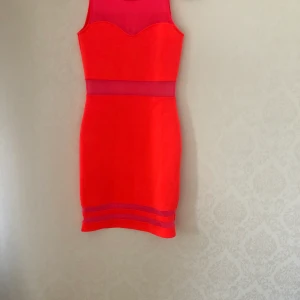 Klänning  - Skit snygg klänning som aldrig kommit till användning.