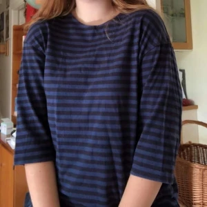 Randig klänning - Säljer denna randiga klänning med halvlånga ärmar från uniqlo! ❤