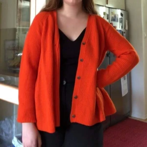 Orange kofta - Säljer denna knalloranga ribbade koftan med knappar! Modellen är väldigt vid. Den är i gott skick ❤