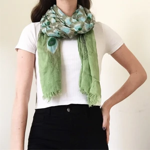 Grön sjal - Grön sjal med påfågel mönster. Skriv till mig vid intresse eller om du har några frågor☀️ Fraktkostnad tillkommer!