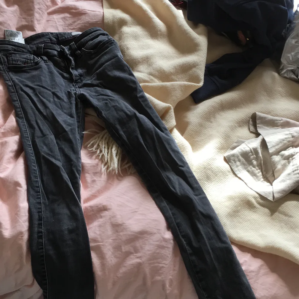 Lågmidjade jeans ifrån diesel skriv om du vill ha fler bilder💗. Jeans & Byxor.