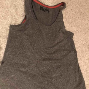  - Mörkgrå typ, träningslinne. Köparen står för frakten, kan även hämtas på plats🤗 